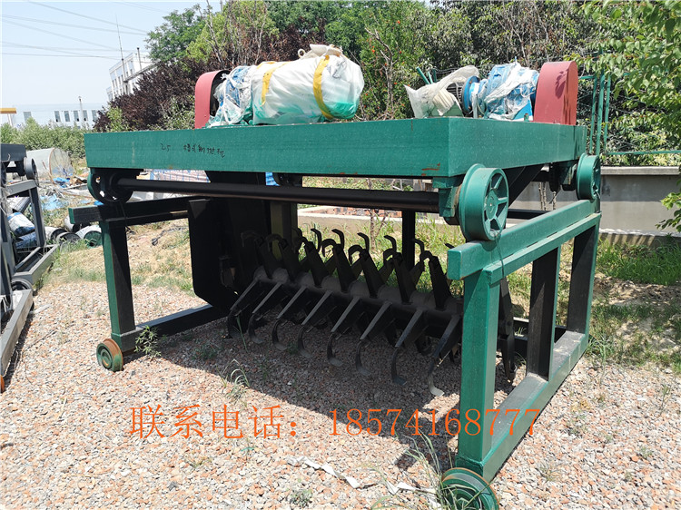 槽式翻抛机利用粪便制作有机肥的过程