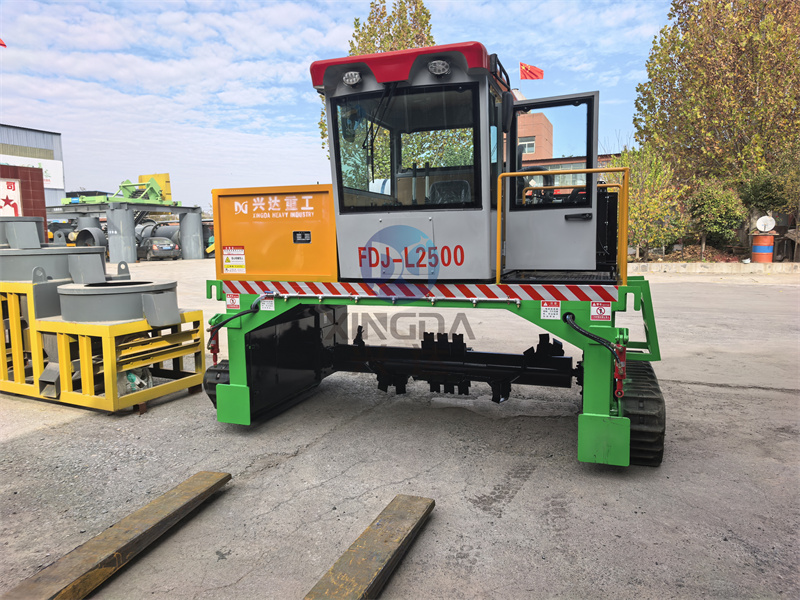 2.5米有机肥履带翻堆机发货现场