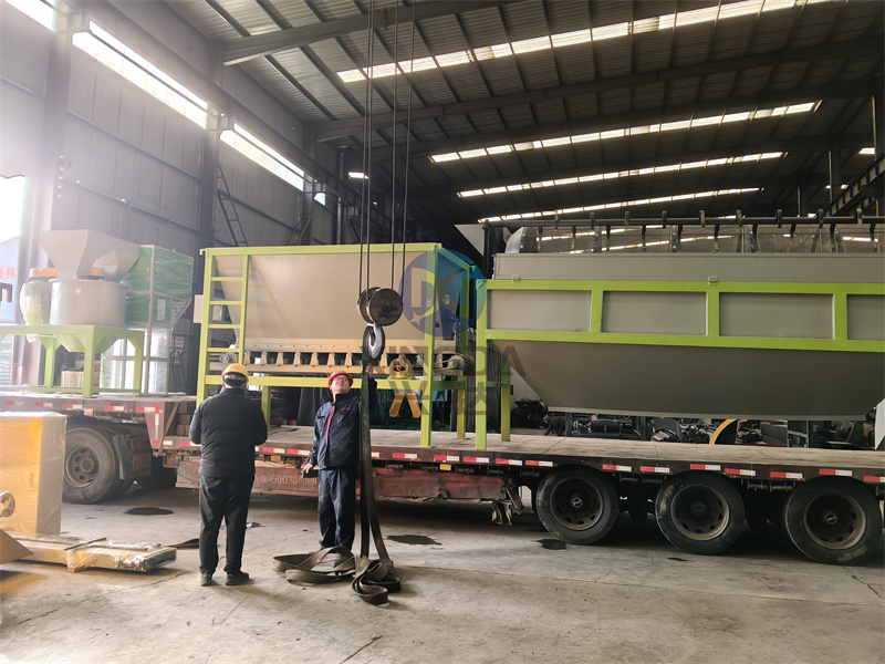 有机肥筛分机,粉碎机,包装机发货现场