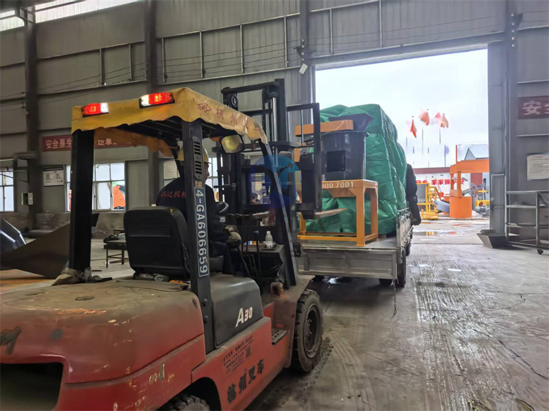 800式有机肥立式粉碎机发货现场