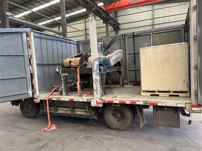 粉碎设备尿素粉碎机发货现场