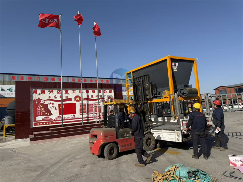 有机肥设备铲车料仓发货现场